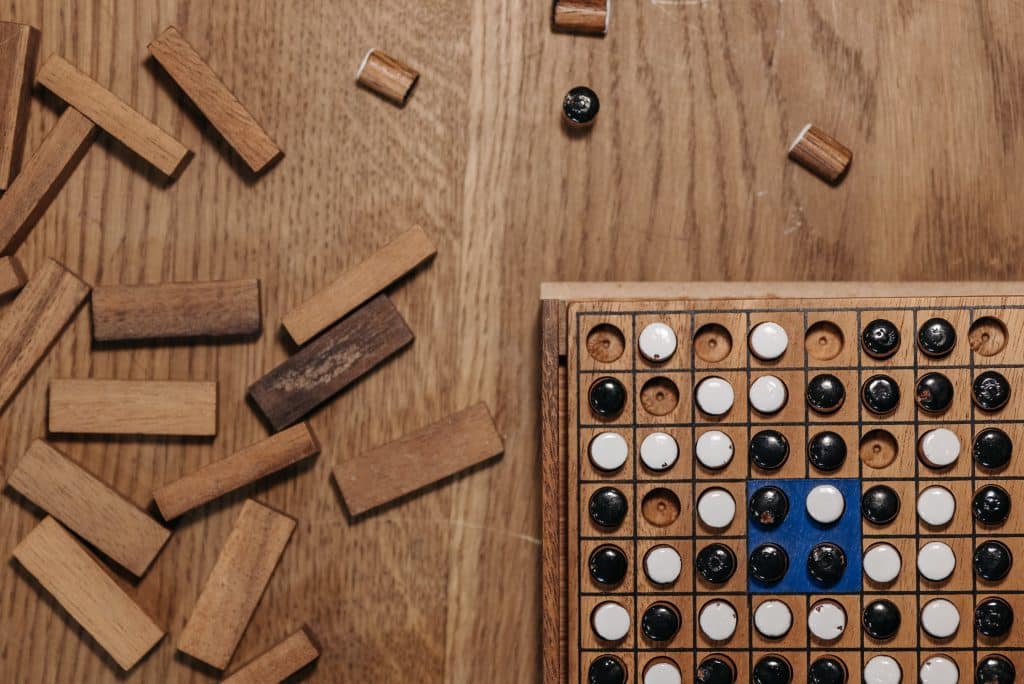 Les activités ludiques peuvent nous permettre d'apprendre les mathématiques. Voir l'article de FormaMaths.